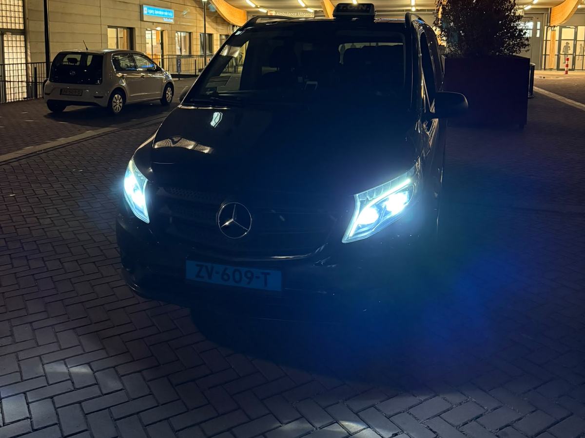 Taxibus van Taxi Centrale Nijmegen 's avonds bij het Radboudumc in Nijmegen