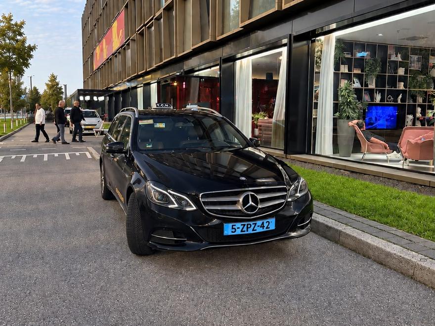 Mercedes E-klasse van Taxi Centrale Nijmegen met T.C.N.-daklicht, uw taxi voor Bottendaal