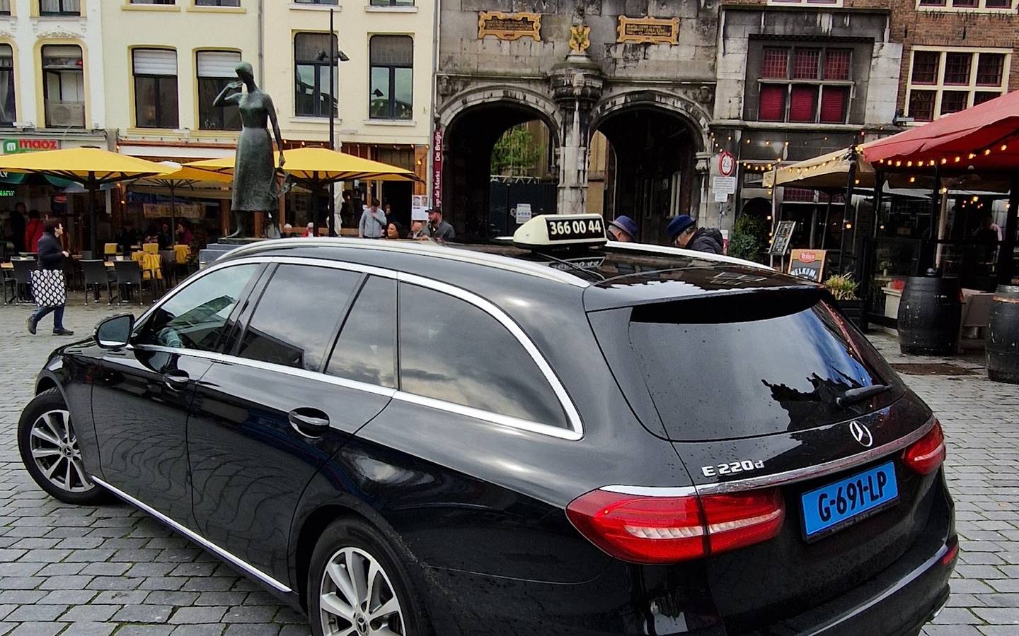 Taxi van Taxi Centrale Nijmegen op de Grote Markt in Nijmegen, voor de Kerkboog