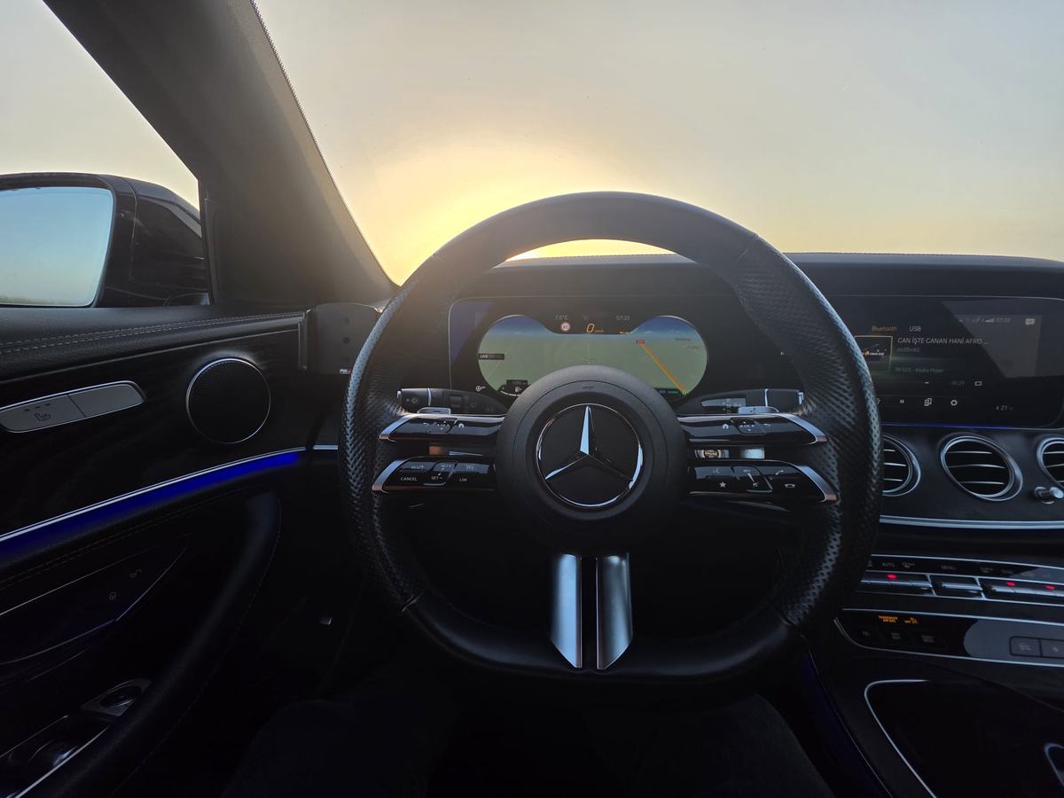 Interieur van een Mercedes E-klasse van Taxi Centrale Nijmegen tijdens een vroege rit