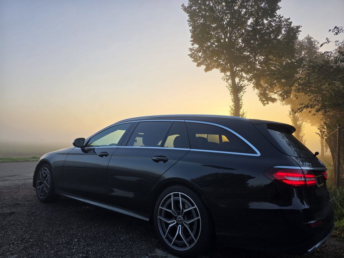 Taxi van Taxi Centrale Nijmegen bij zonsopkomst op een landweg in de omgeving van Nijmegen